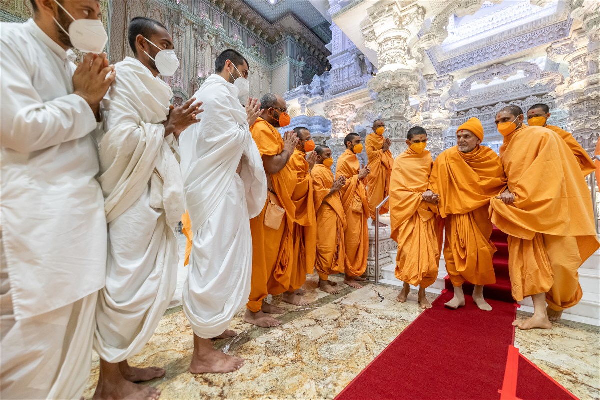 Swamishri acknowledges and greets swamis and parshads
