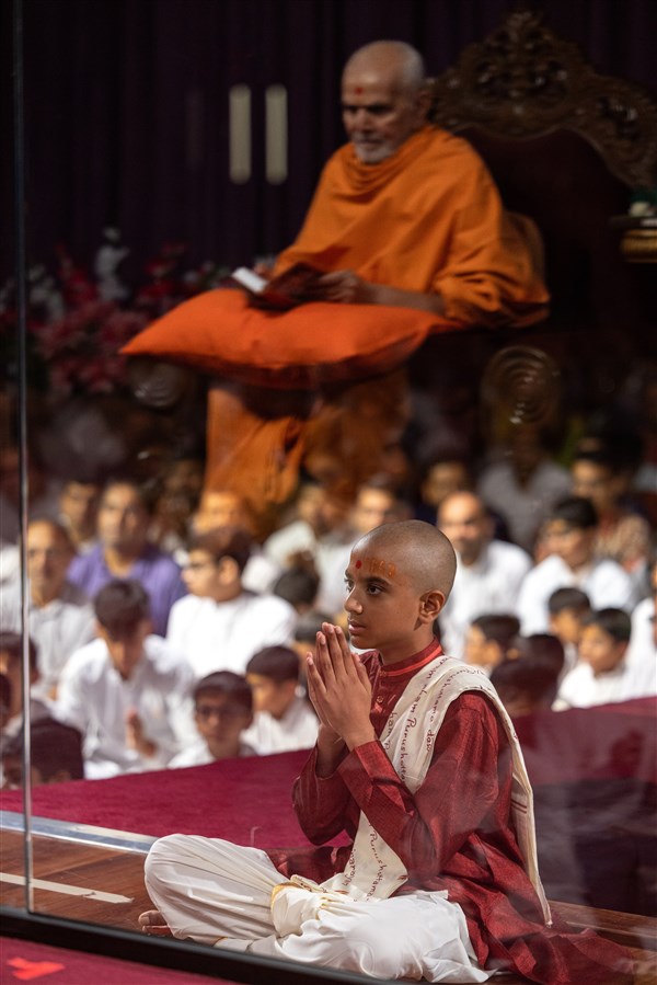 A child recites 'Swaminarayan Siddhant Karika'