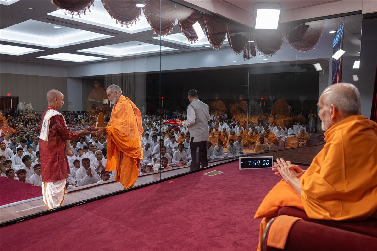 Pujya Anandswarupdas Swami presents the certificate and memento on behalf of Swamishri