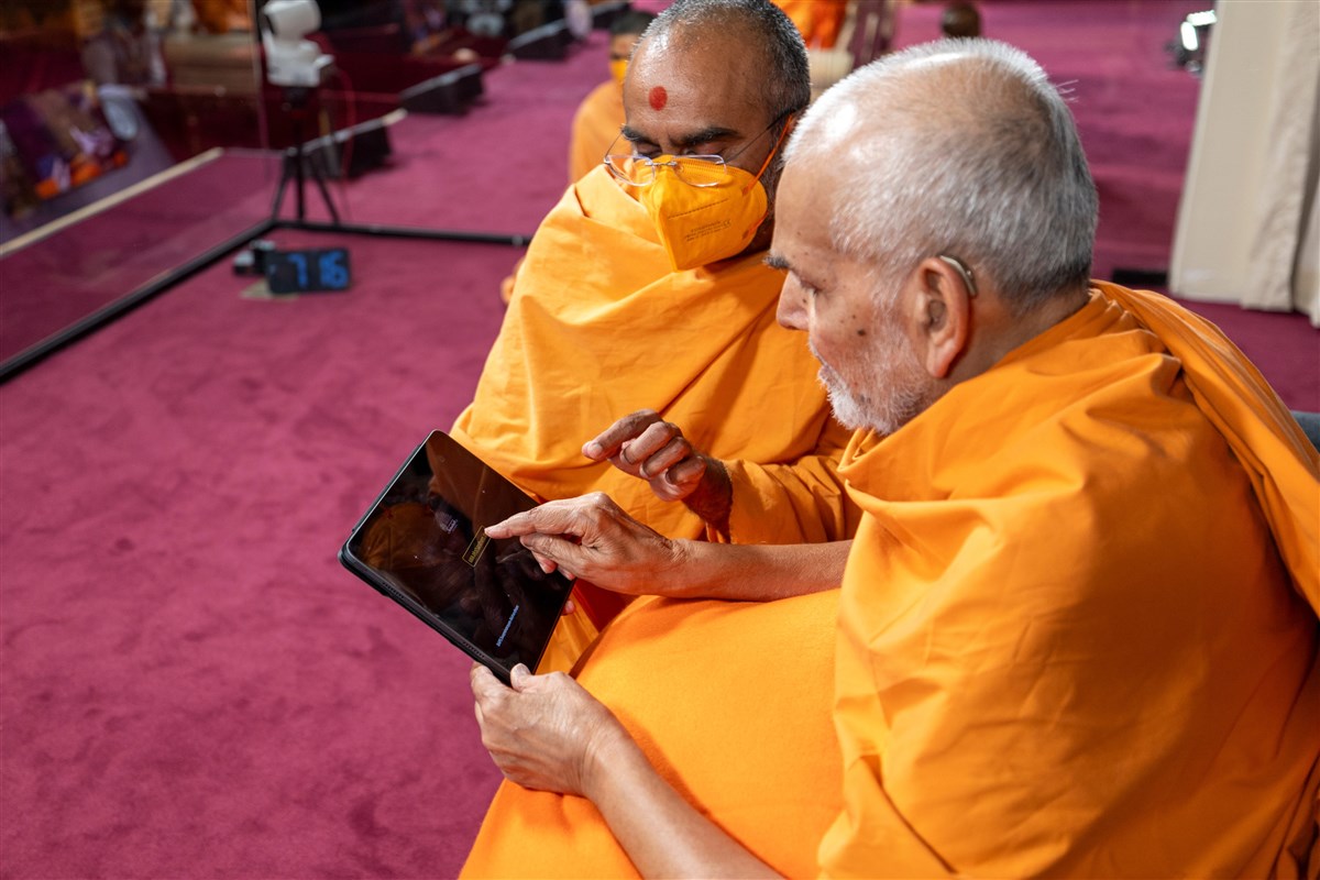Swamishri launches the website for BAPS Swaminarayan Akshardham, USA: <a href='https://usa.akshardham.org/' target='blank' style='text-decoration:underline; color:blue;'>usa.akshardham.org</a>