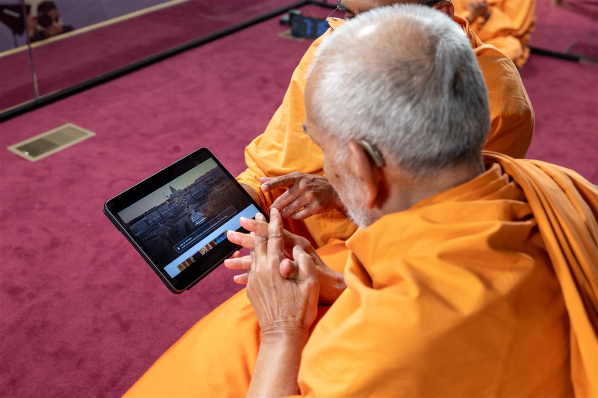Swamishri views the BAPS Swaminarayan Akshardham, USA website