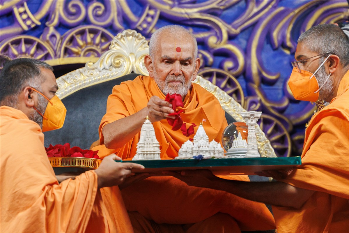 Swamishri sanctifies miniature models of BAPS Swaminarayan Akshardham