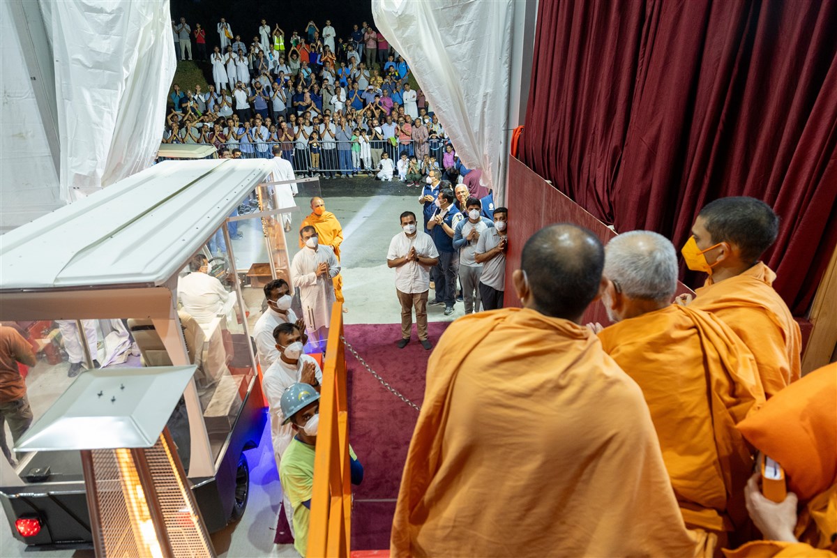 Swamishri departs from the assembly. For more information and photos of the event, please click <a href='https://www.baps.org/News/2023/Pramukh-Swami-Maharaj-Smruti-Din-23991.aspx' target='blank' style='text-decoration:underline; color:blue;'>here</a>.