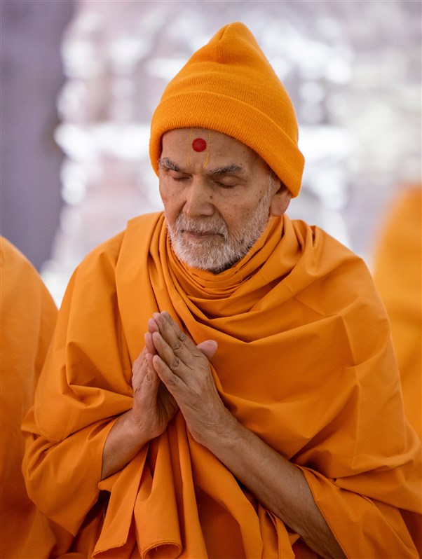 Swamishri with folded hands doing darshan