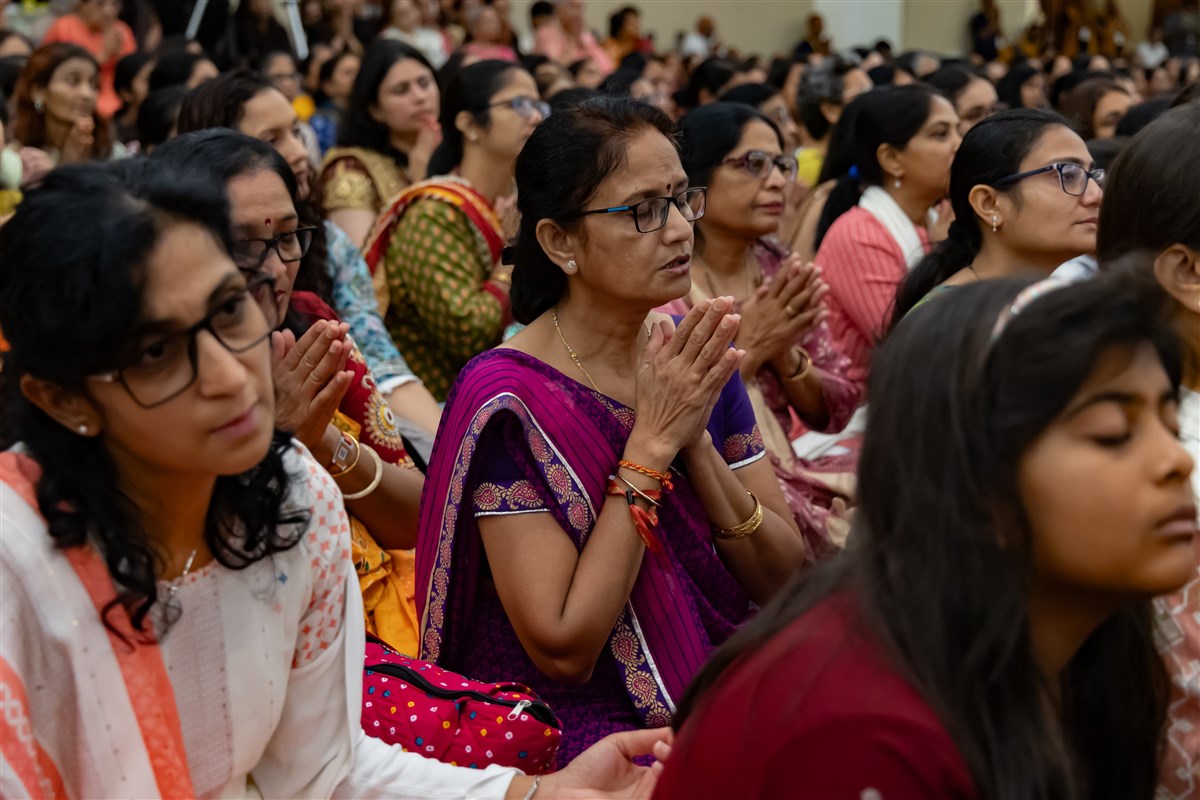 Devotees engaged in the darshan of Swamishri