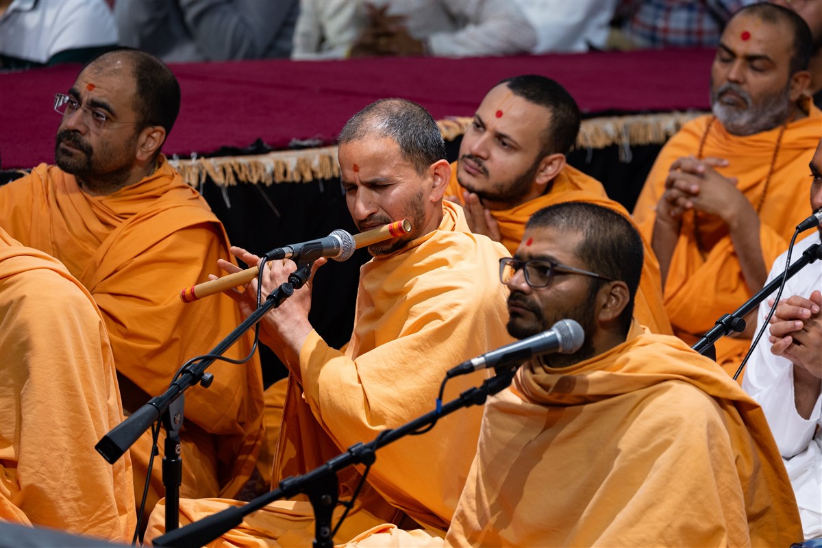 Flute being played during Swamishri's puja