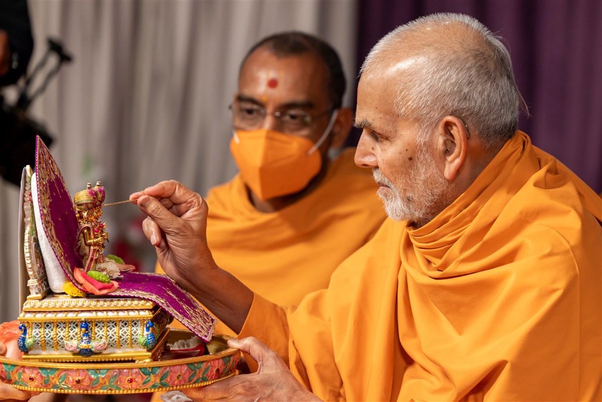 Swamishri begins the Yantra Pujan Vidhi with the pujan of Shri Harikrishna Maharaj and Shri Gunatitanand Swami Maharaj