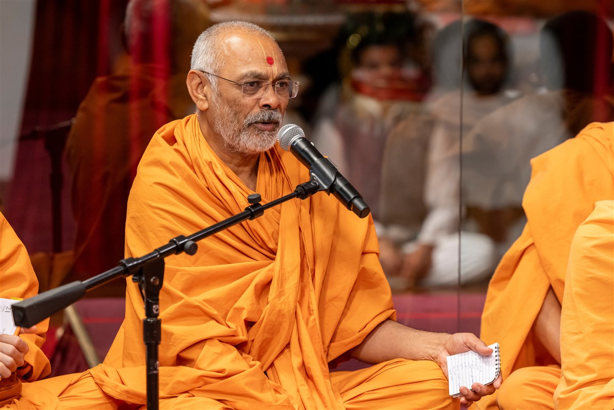 Pujya Shrutiprakashdas Swami recites the pujan shlokas
