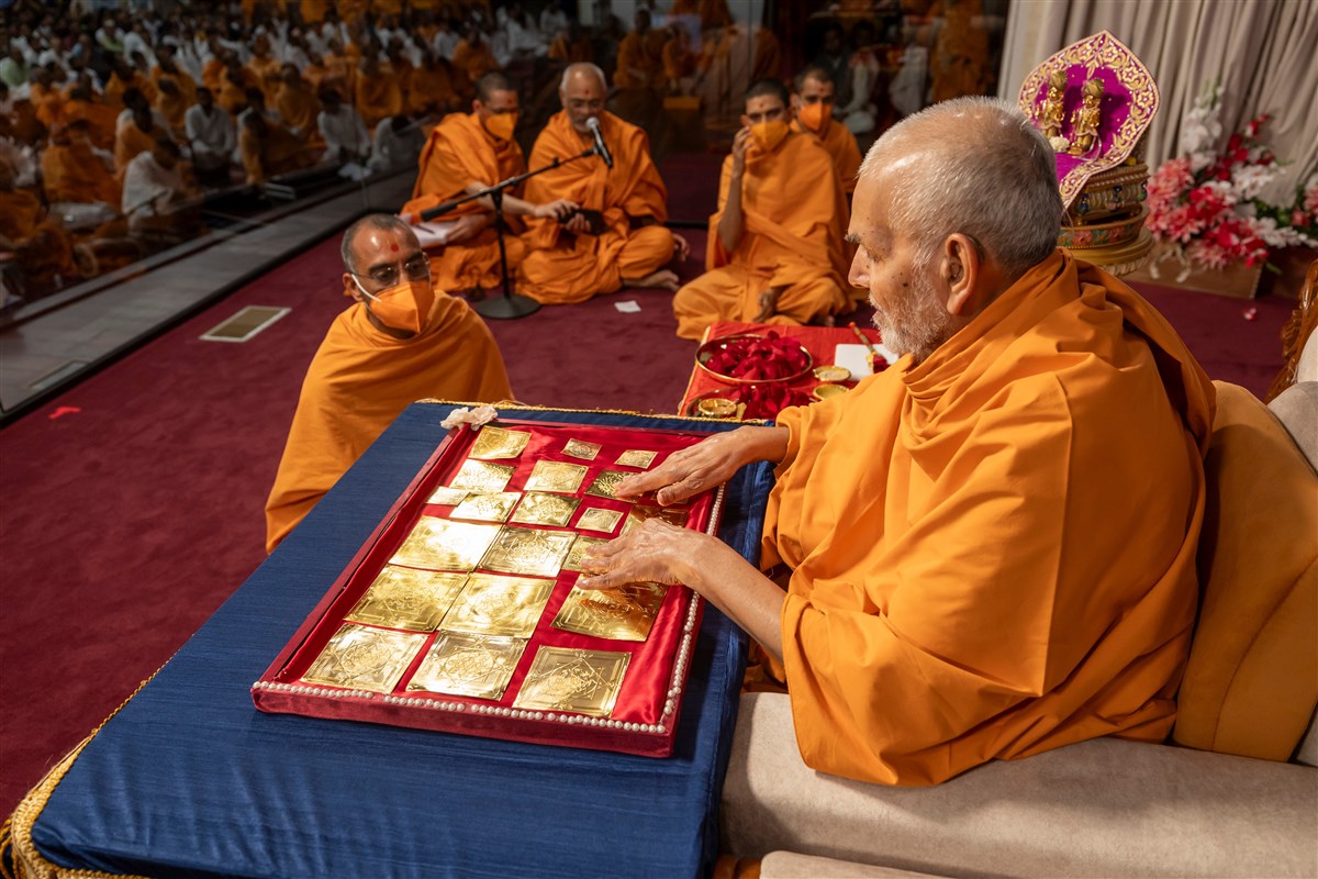 Swamishri sanctifies the Yantra