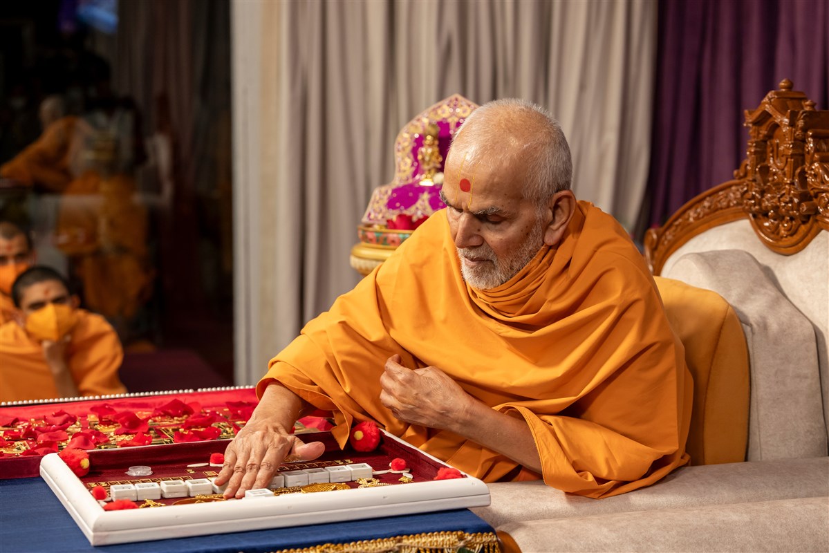 Swamishri performs the Yantra Pujan Vidhi