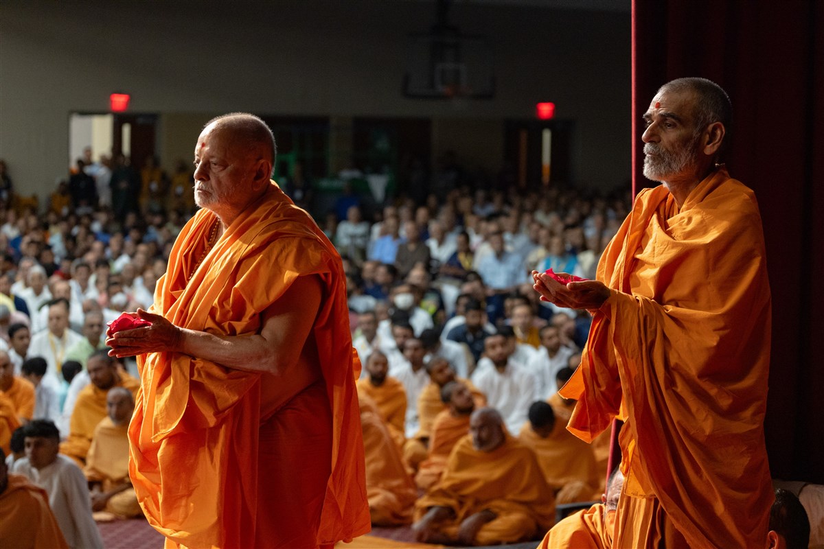 Sadguru Pujya Ishwarcharandas Swami and Pujya Anandswarupdas Swami offer mantra-pushpanjali