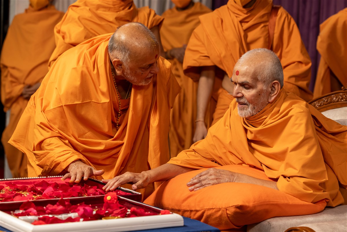 Sadguru Pujya Ishwarcharandas Swami shares a moment with Swamishri