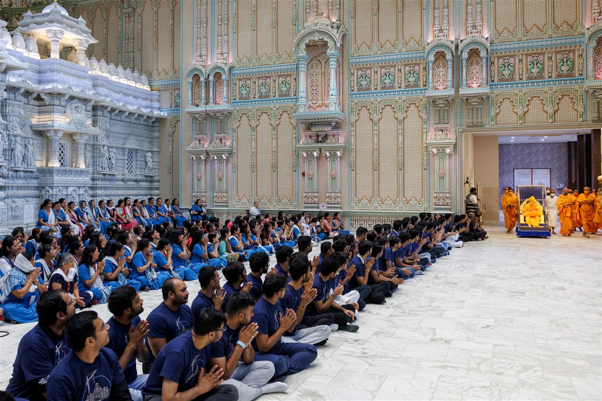 Volunteers engrossed in darshan of Swamishri