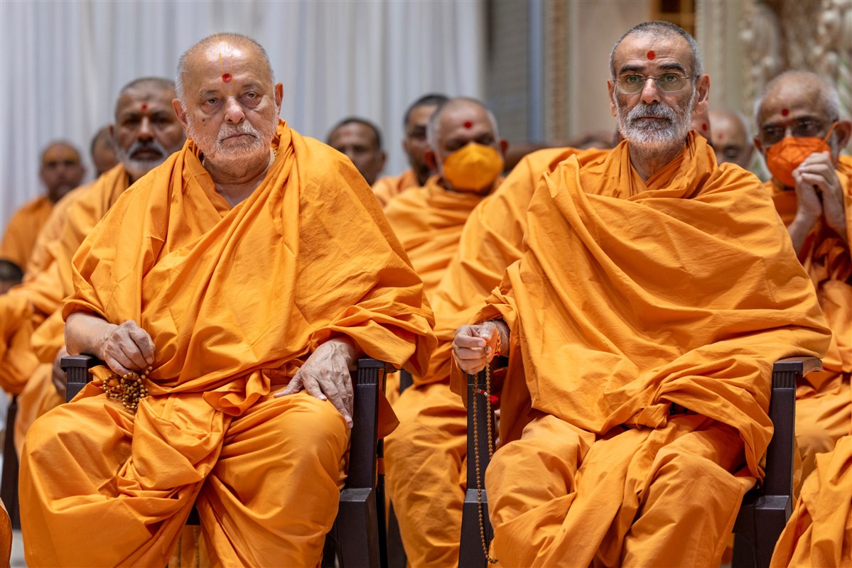 Sadguru Ishwarcharandas Swami and Pujya Anandswarupdas Swami engrossed in darshan