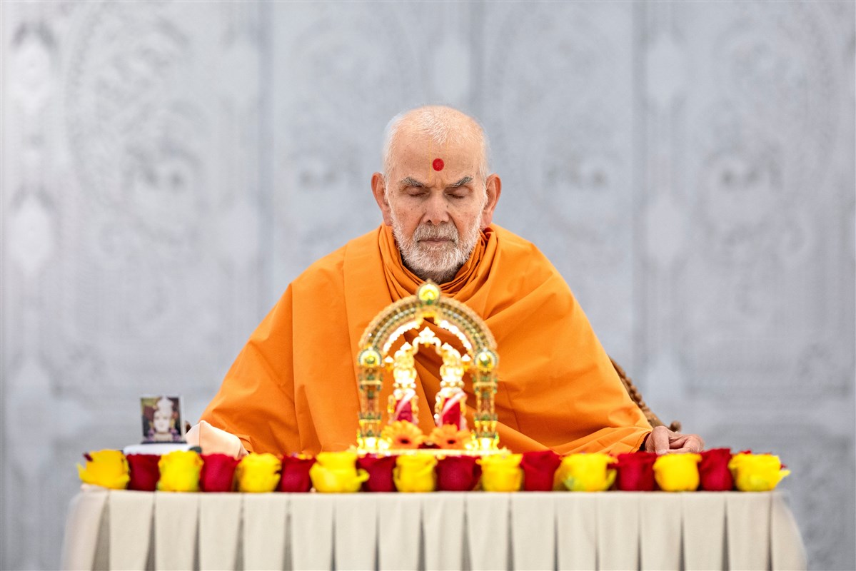 Swamishri performing puja