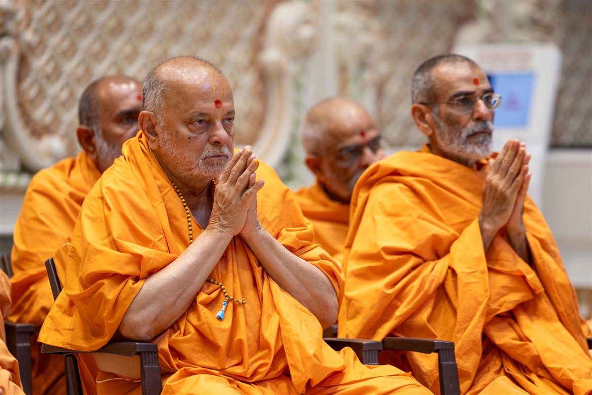 Sadguru Ishwarcharandas Swami and Pujya Anandswarupdas Swami engrossed in darshan of Swamishri
