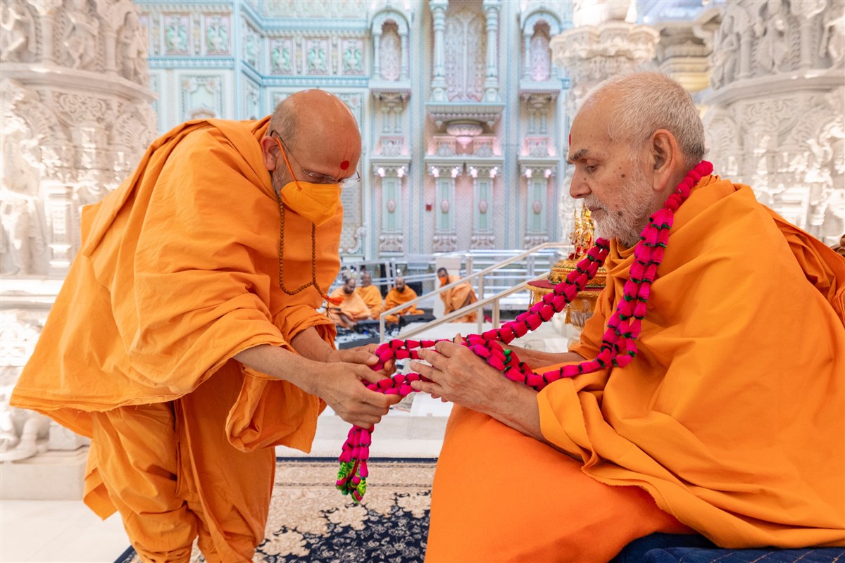 Pujya Yagnavallabhdas Swami offers a garland to Swamishri