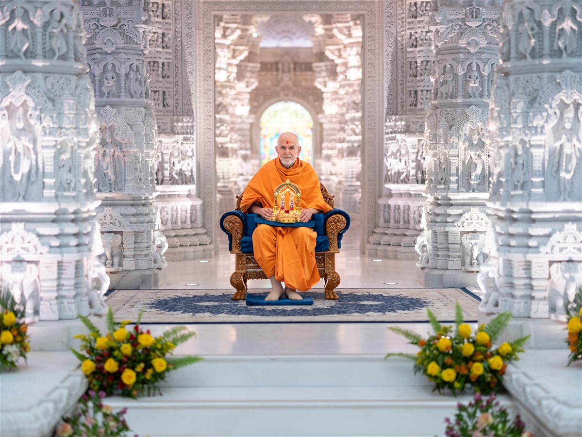 Swamishri's divine pose at the mandir's entrance