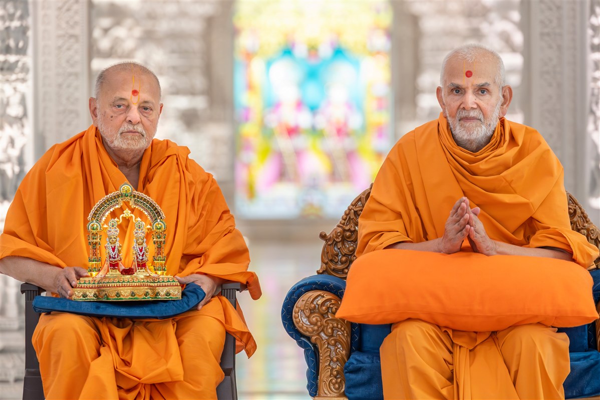 Sadguru Pujya Ishwarcharandas Swami with Param Pujya Mahant Swami Maharaj