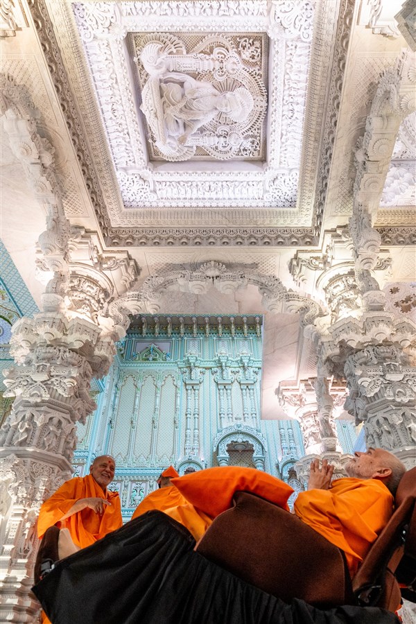 Swamishri doing darshan of Bhagwan Swaminarayan's murti on the ceiling