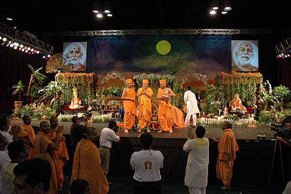Swamishri bids 'Jay Swaminarayan' to all balaks and balikas before leaving the assembly