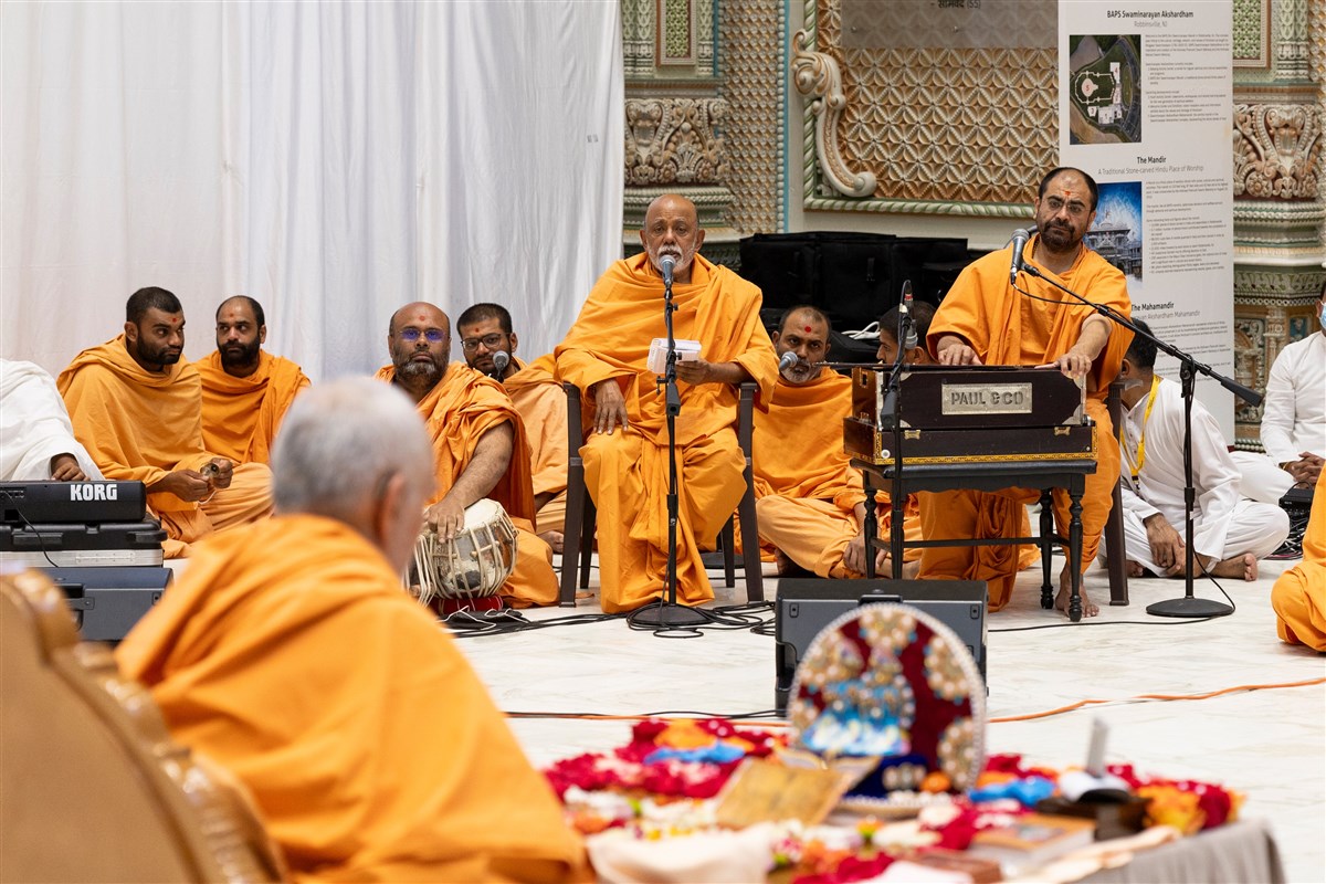 Swamis offer kirtan bhakti during Swamishri's puja