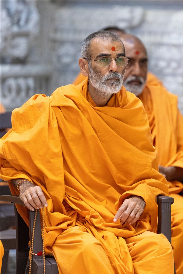 Pujya Anandswarupdas Swami engrossed in darshan
