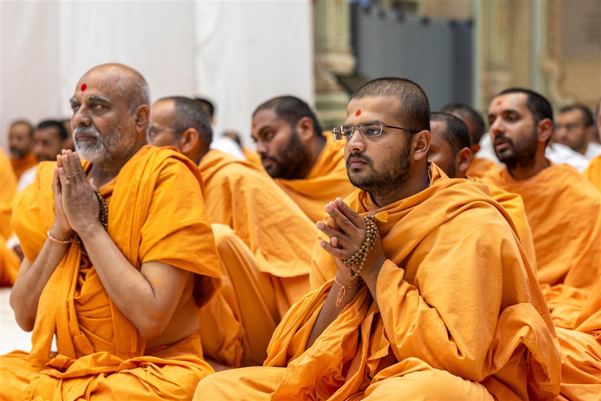 Swamis engaged in the darshan of Swamishri