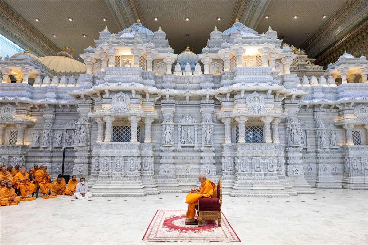 Swamishri's puja in the Pramukh Mandapam