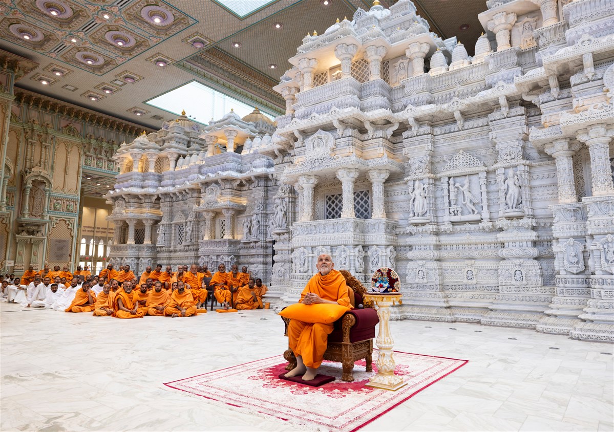 Swamishri observes Pramukh Mandapam ceiling
