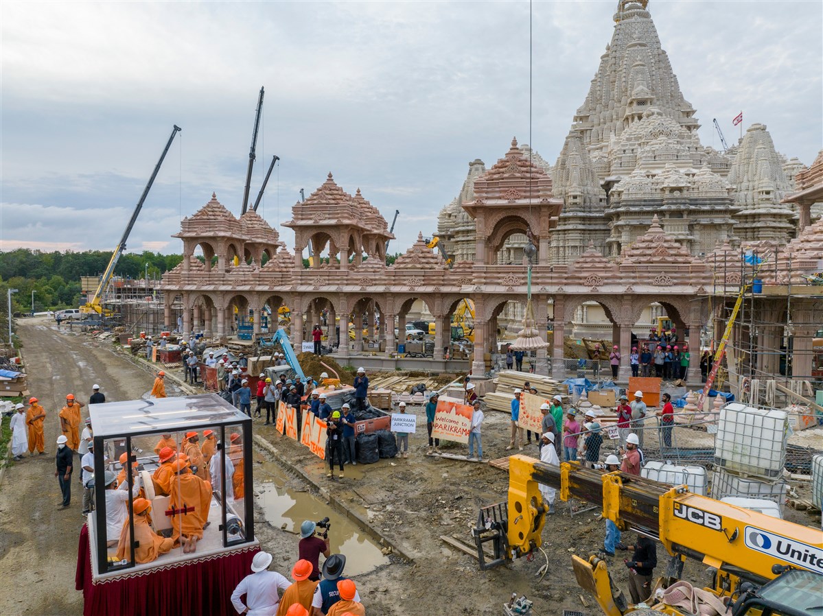Swamishri visits the BAPS Swaminarayan Akshardham construction site