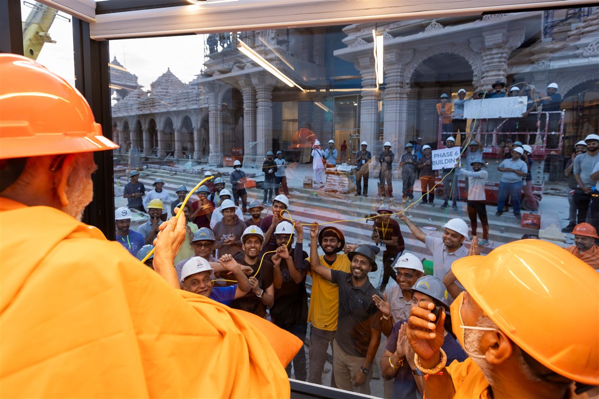Swamishri visits the BAPS Swaminarayan Akshardham construction site