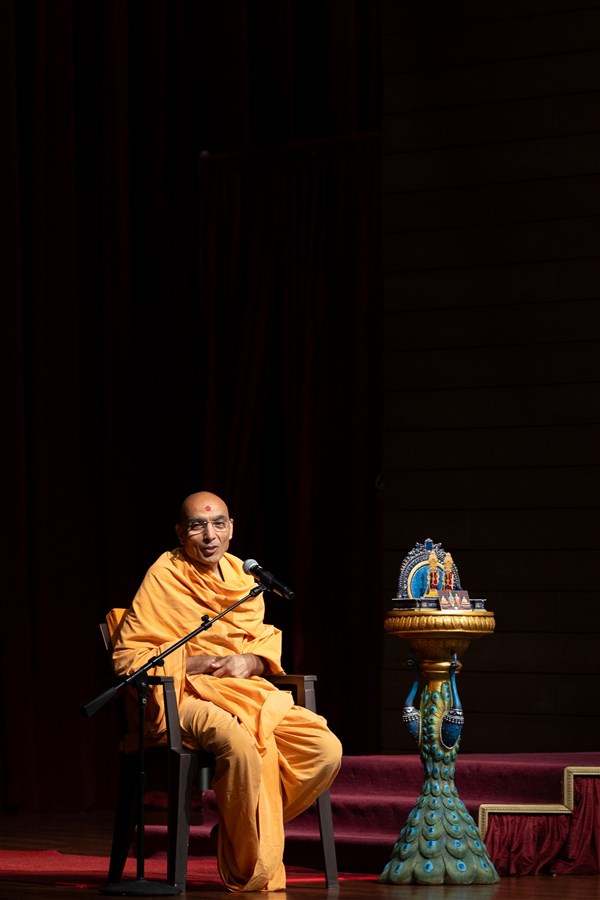 Pujya Viveknidhidas Swami addresses the assembly