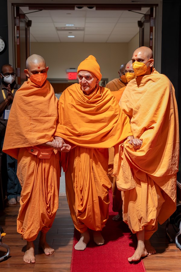 Swamishri on his way for puja