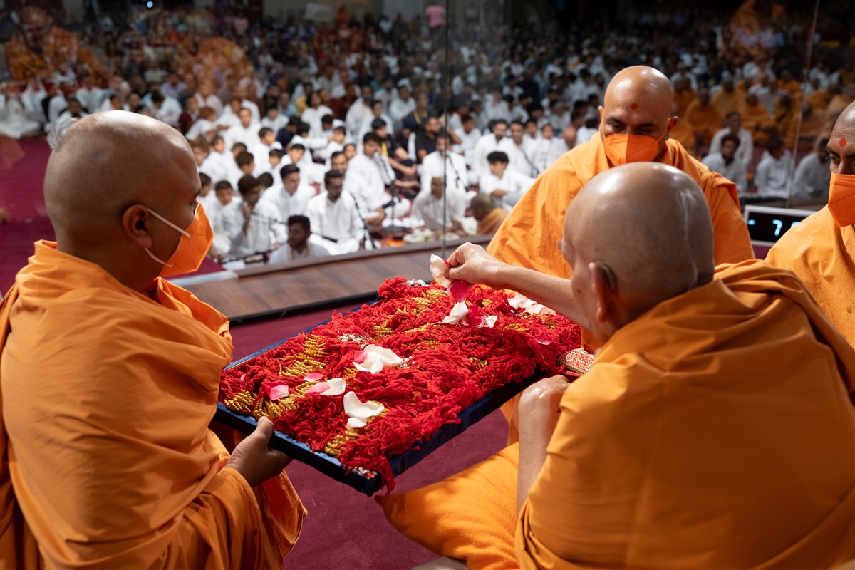 Swamishri sanctifies rakhis 