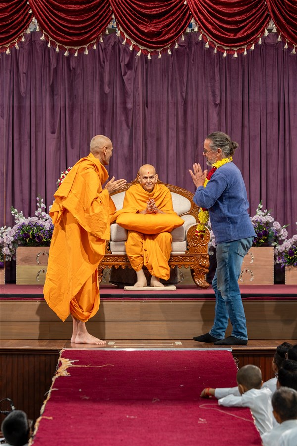 Swamishri greets a guest