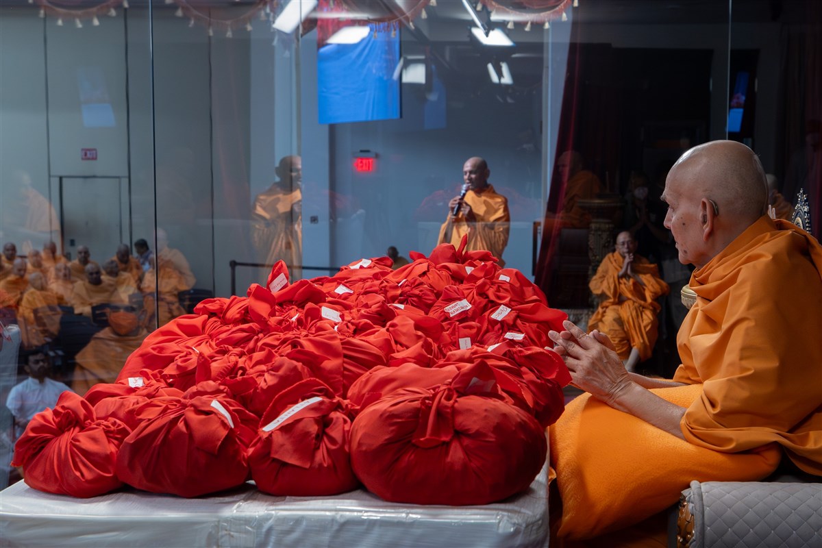 Swamishri consecrates the devotees' prayers for the Akshardham Kalash