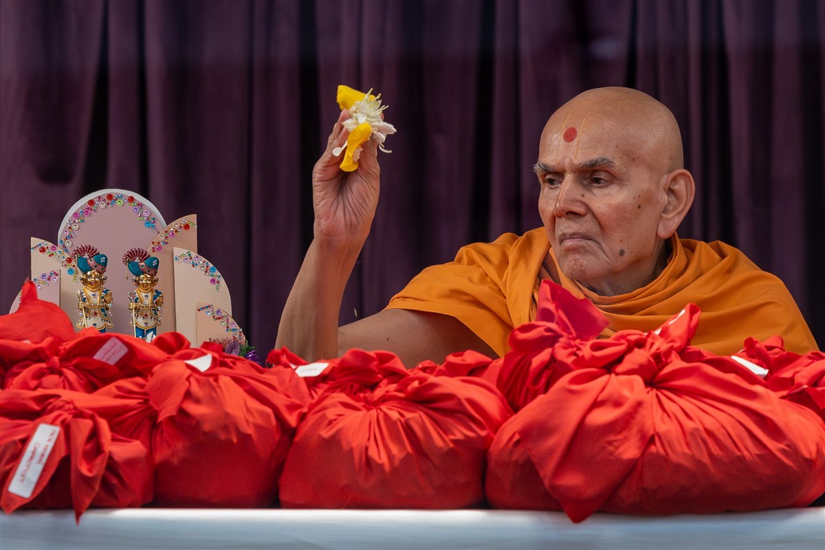 Swamishri consecrates the devotees' prayers for the Akshardham Kalash