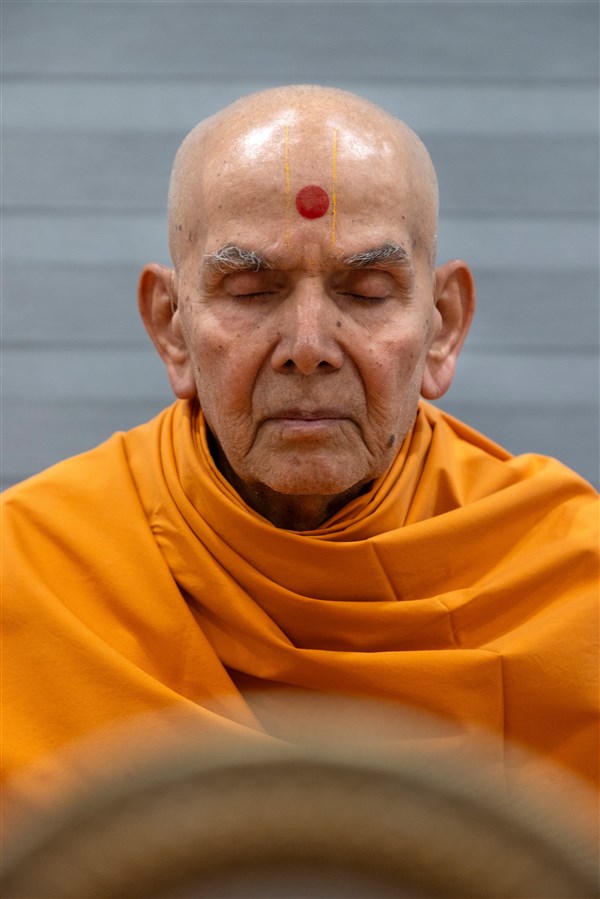 Param Pujya Mahant Swami Maharaj meditates during puja