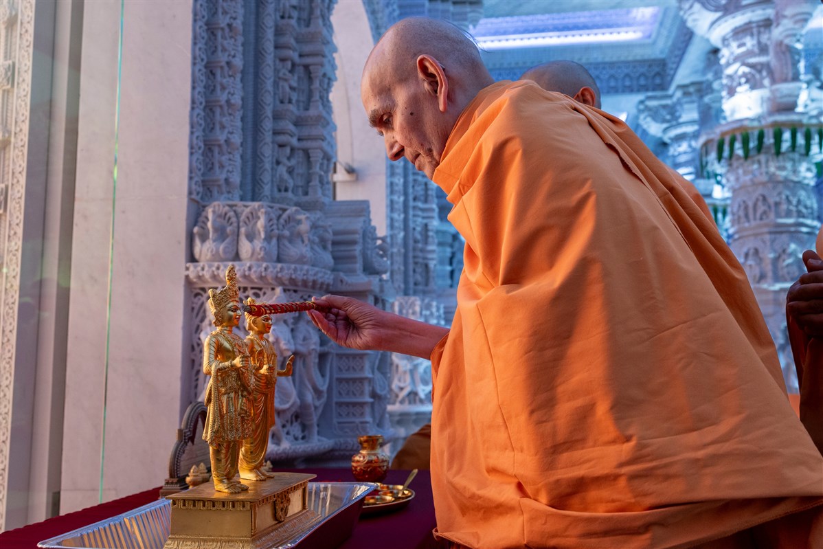 Swamishri performs the patotsav rituals