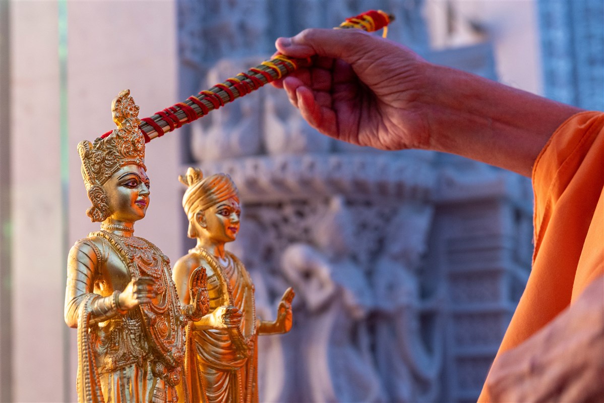Swamishri performs the patotsav rituals