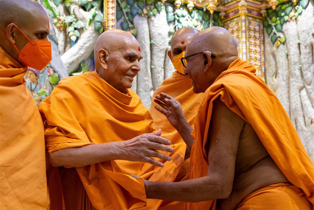 Swamishri in a lighter mood with Sadguru Pujya Bhaktipriyadas Swami