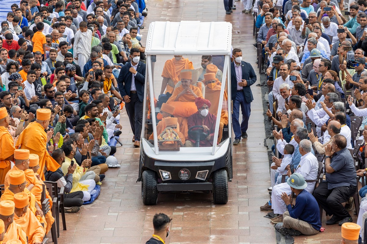 Swamishri arrives for the Kalash Pujan Ceremony at the BAPS Swaminarayan Akshardham, NJ