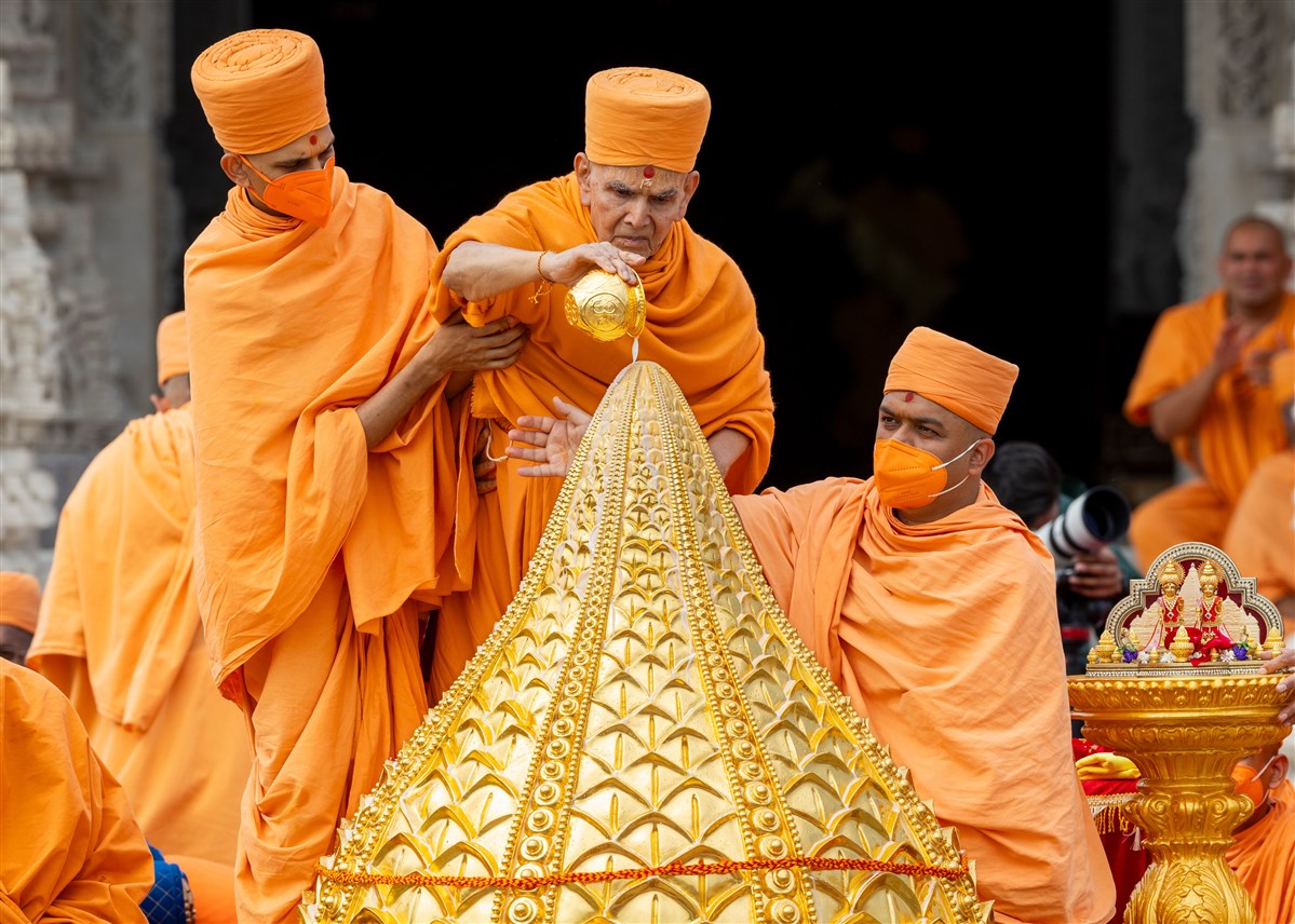 Swamishri performs the Kalash Pujan Ceremony 