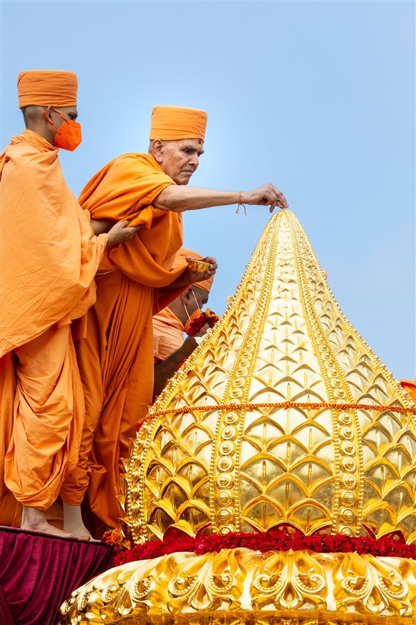 Swamishri performs the Kalash Pujan Ceremony 