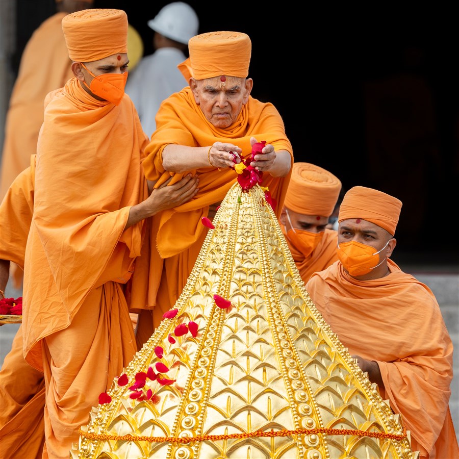 Swamishri performs the Kalash Pujan Ceremony