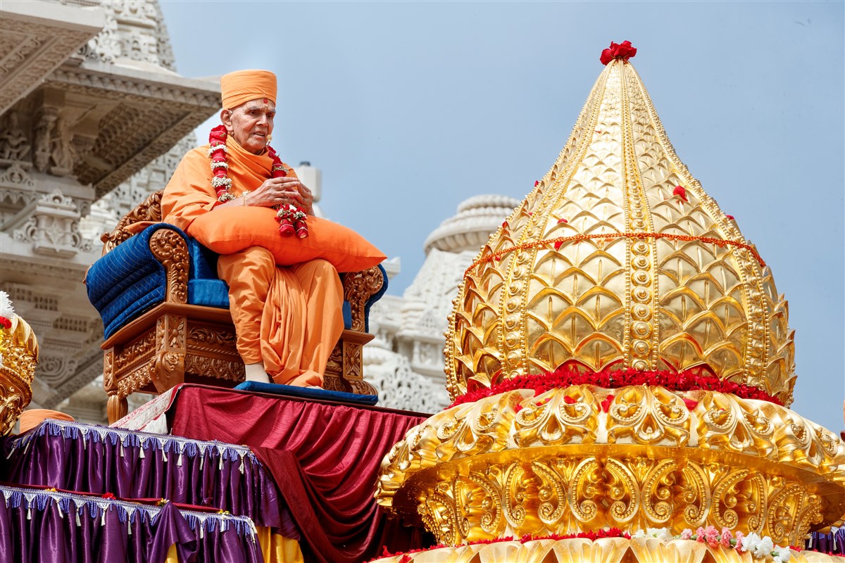 Swamishri blesses the Kalash Pujan Ceremony assembly