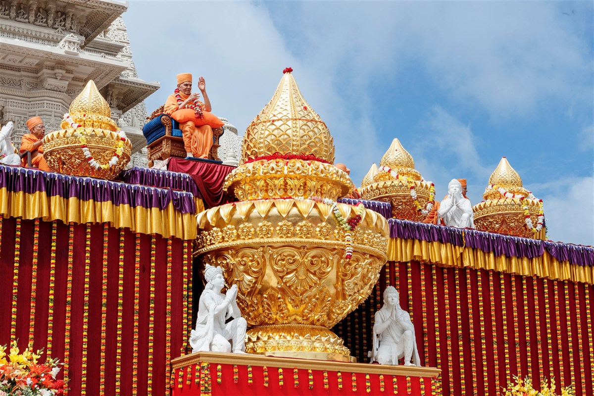 Swamishri blesses the Kalash Pujan Ceremony assembly