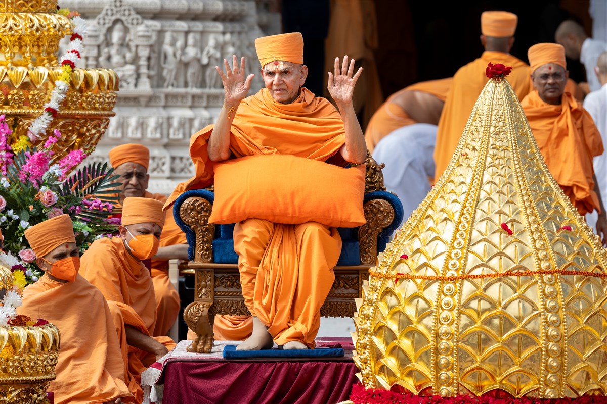 Swamishri blesses devotees during the Kalash Pujan Ceremony