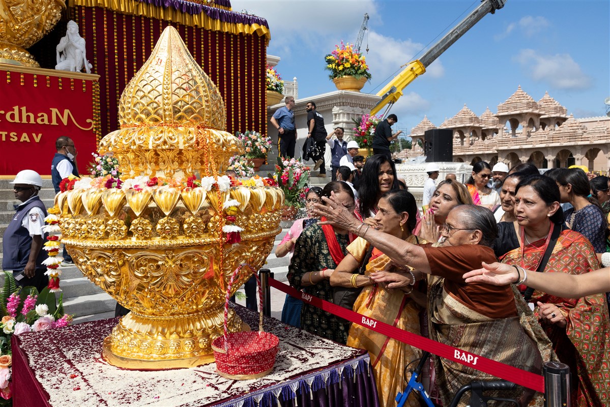 Devotees perform pujan of the Kalash